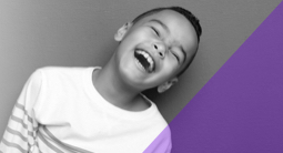 کودک در حال خندیدن